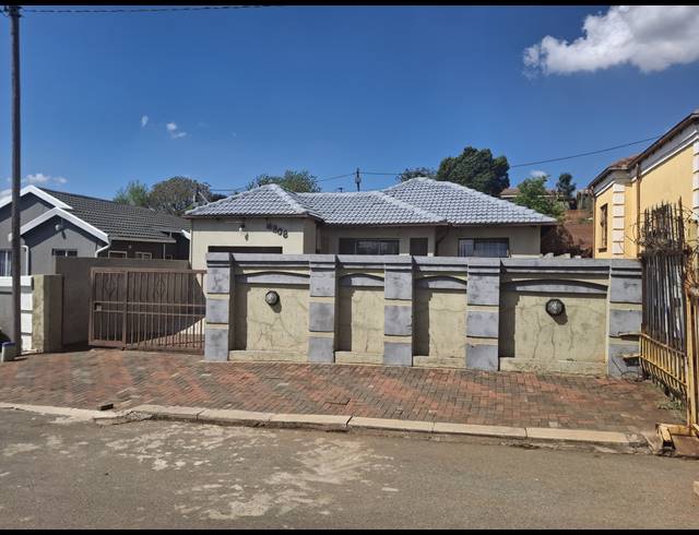 3 BEDROOM FREEHOLD FOR SALE IN CLAYVILLE